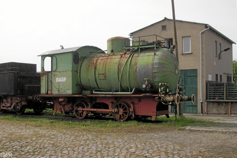 Bahn 085.jpg - Ausgemusterte Dampfspeicherlok 6 der BASF gesehen im Museum HeiNaGanzlin in Röbel an der Müritz.